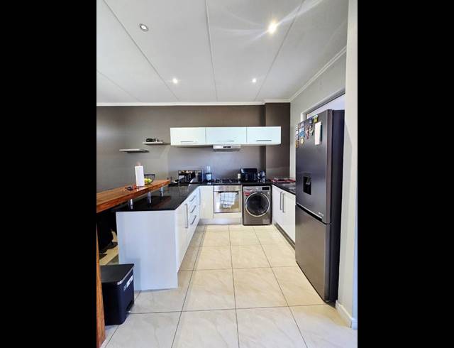 2 BEDROOM APARTMENT FOR SALE IN BRYANSTON